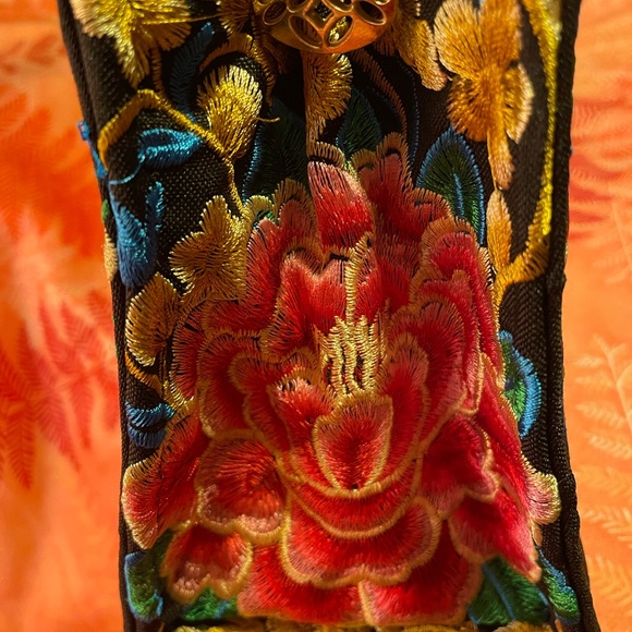 PRICE DROP Beautiful Embroidered Handbag 💐 - Picture 4 of 12